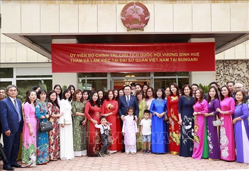 Chủ tịch Quốc hội Vương Đình Huệ gặp mặt cộng đồng người Việt Nam tại Bulgaria và một số nước châu Âu